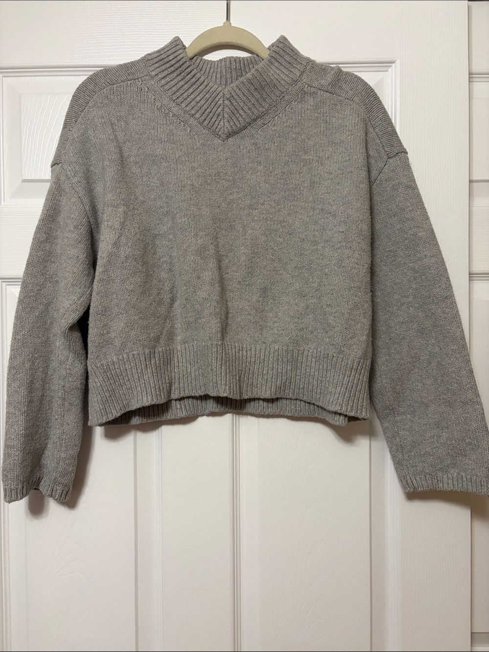 Gap Gray V-Neck Cropped Women's Sweater